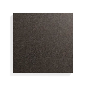 fyrkantig väggabsorbent i mörkgrå färg