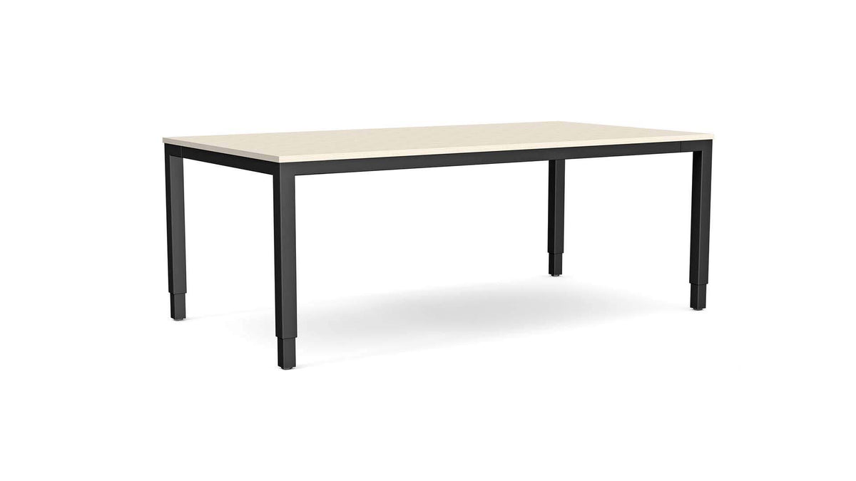 stort och kvadratiskt konferensbord med höj och sänkbar funktion för flexiblare arbetsställning.