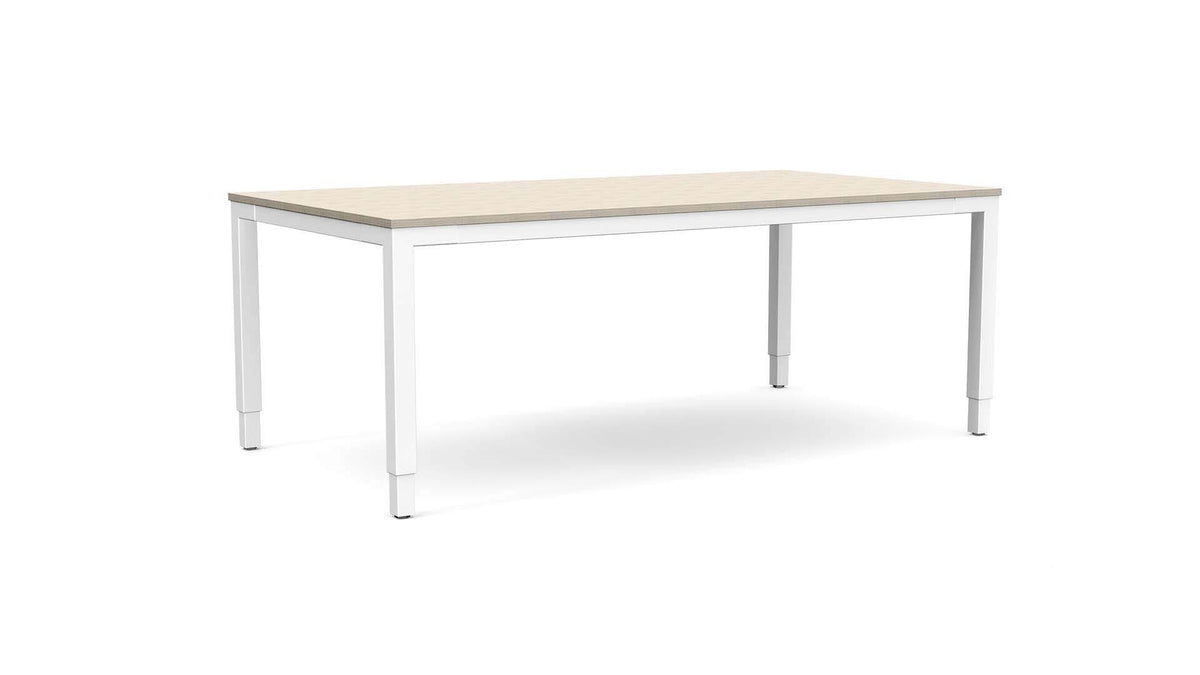stort och kvadratiskt konferensbord med höj och sänkbar funktion för flexiblare arbetsställning.